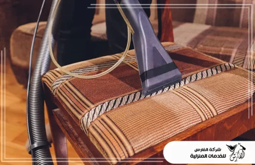 تنظيف مجالس عربية بالدمام 0557756533 شركة الفارس تنظيف مقعد كرسي منجد بنسيج بني ومنقوش باستخدام أداة شفط واستخلاص لإزالة الأتربة العالقة بعمق