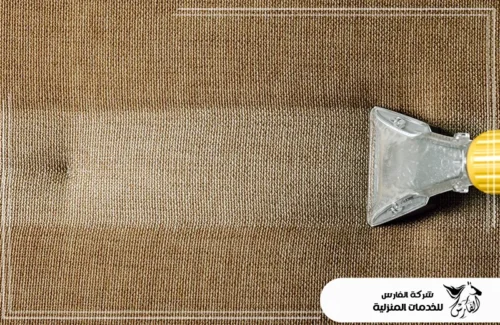 تنظيف وتعقيم المجالس بالدمام 0557756533 شركة الفارس لقطة قريبة توضح فعالية تنظيف سجادة بنية سميكة، حيث يظهر خط التنظيف الواضح الذي خلفته أداة الاستخلاص.