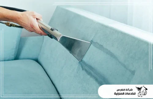 تنظيف وتعقيم المجالس بالدمام 0557756533 شركة الفارس تنظيف عميق لسطح كنبة (أريكة) ذات قماش فيروزي فاتح باستخدام جهاز استخلاص متقدم لإزالة الأوساخ والرطوبة.