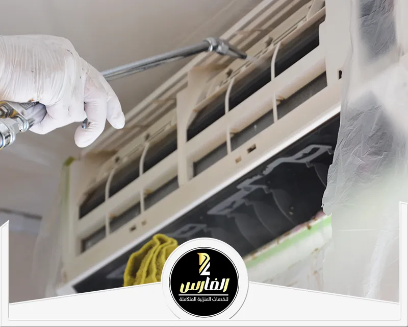 شركة نظافة بالرياض 0557756533 الفارس عامل يقوم بتنظيف شبكات احد المكيفات المنزلية في الرياض
