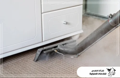 شركة تنظيف ممتازة بالدمام 0557756533 شركة الفارس تنظيف عميق للسجاد بالبخار تحت قطعة أثاث بيضاء.