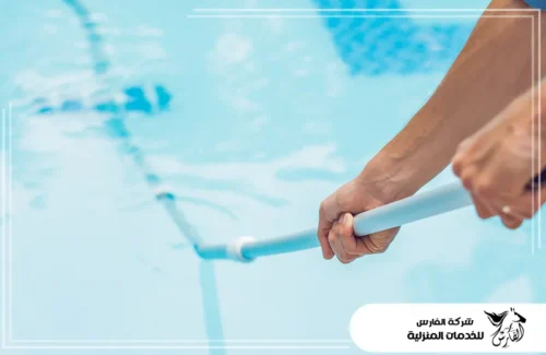 عمالة ماهرة لتنظيف المنازل بالدمام 0557756533 شركة الفارس عامل ينظف مسبحًا باستخدام عصا ومكنسة خاصة للمياة