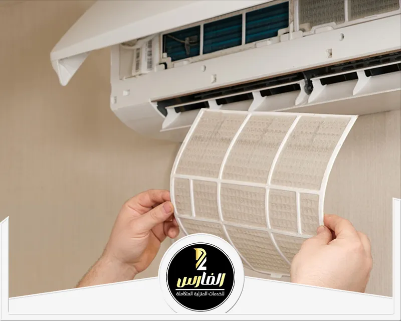 شركة غسيل مكيفات بالرياض 0557756533 الفارس يقوم الفني بتركيب فلاتر المكيف بدقة باستخدام أفضل الأدوات لضمان تنقية الهواء وتحسين أداء التبريد بشكل فعال وآمن.