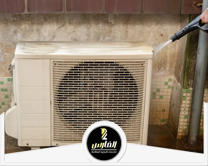 شركة تنظيف مكيفات صحراوية بالرياض 0557756533 الفارس يقوم الفني بتنظيف الوحدة الخارجية للمكيف بدقة باستخدام أفضل المعدات لإزالة الأتربة والشوائب وتحسين أداء التبريد بشكل كامل.