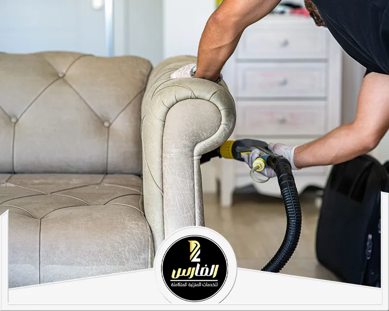  تنظيف أثاث بالرياض باستخدام جهاز تنظيف مخصص لإزالة الغبار والأوساخ من المساحات الضيقة.