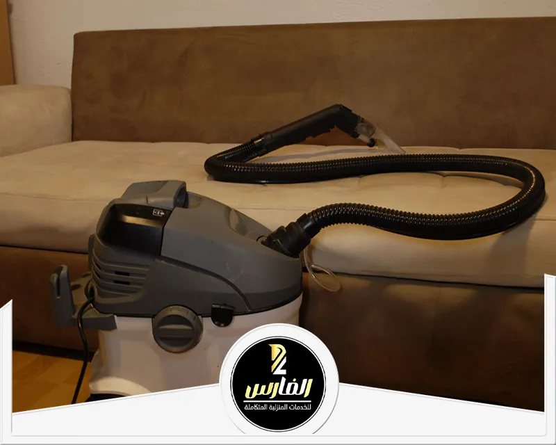 شركة تنظيف  جهاز مخصص لتنظيف كنب بالرياض مع خرطوم طويل، جاهز لاستخدامه في تنظيف الأرائك.