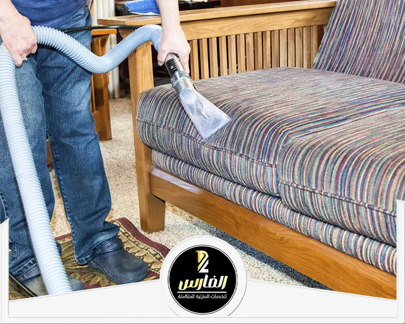 تنظيف مجالس بالرياض باستخدام جهاز تنظيف متخصص لإزالة الأوساخ المتراكمة على الأثاث القماشي.