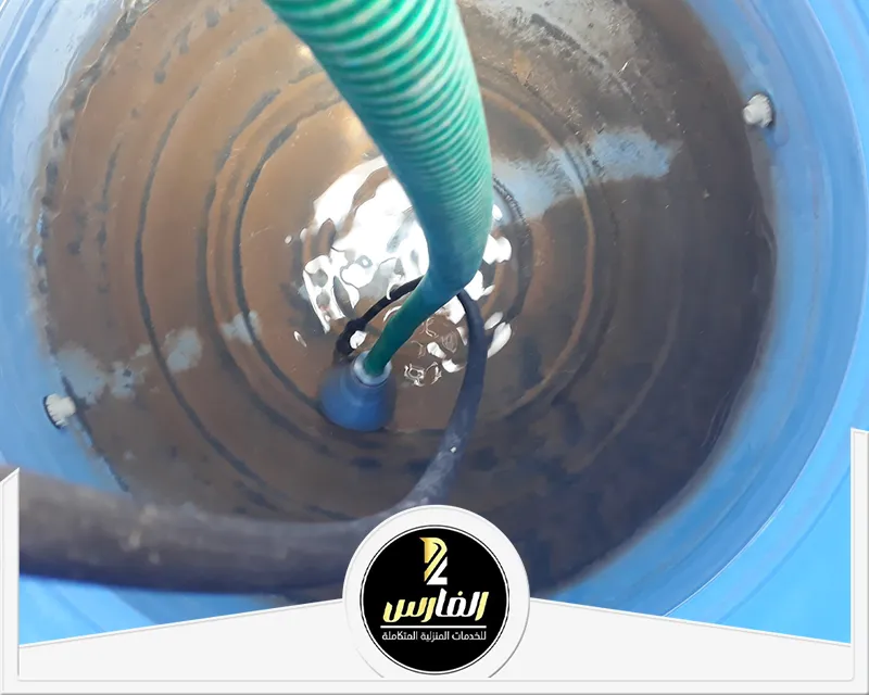 دلو أزرق موصول به خرطوم، يُستخدم في عمليات تنظيف خزانات.