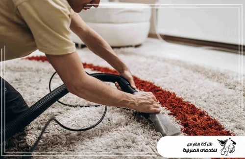 طريقة تنظيف البيت الجديد 0557756533 شركة الفارس تنظيف عميق للسجاد: فني يستخدم آلة شفط متخصصة لغسل وتنظيف وبر السجاد