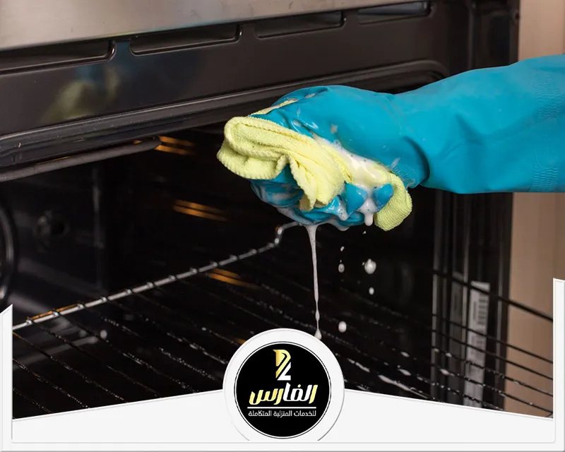 شركة تنظيف اثاث مكتبي بالرياض 0557756533 الفارس يقوم الفني بتنظيف الفرن بأفضل جودة، لإزالة الدهون والشحوم باستخدام أجهزة ومواد آمنة وفعّالة.