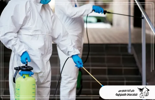 تعقيم المكاتب بالرياض 0557756533 شركة الفارس طاقم متخصص بزي واقٍ لضمان أعلى مستويات الأمان أثناء عملية التعقيم.