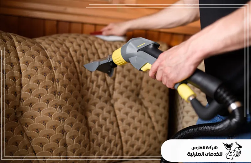 يقوم الفني بتنظيف الكنب بأفضل الأجهزة وبجودة عالية ليعود كالجديد بأداء محترف.