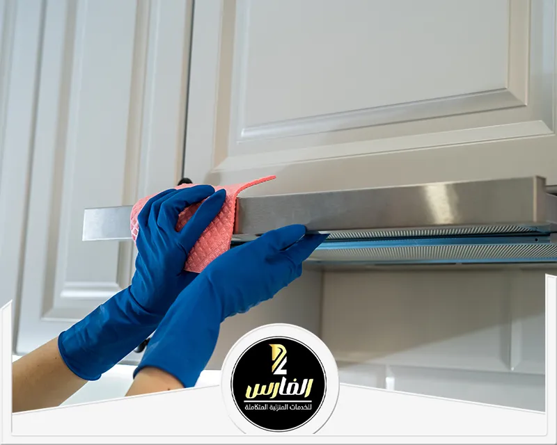 شركة تنظيف مطابخ بالرياض 0557756533 شركة الفارس تنظيف خزائن المطبخ بالرياض باستخدام قطعة قماش ناعمة مع قفازات لحماية اليدين.
