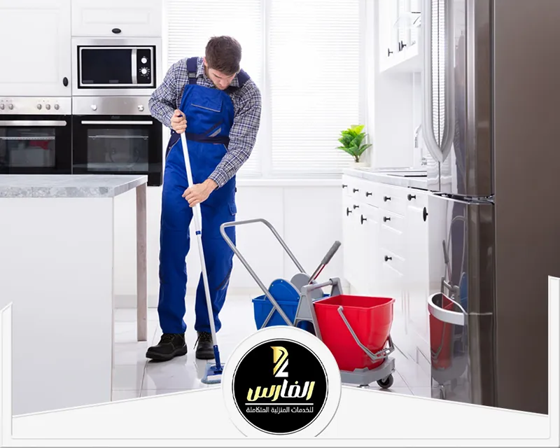 شركة تنظيف مطابخ بالرياض 0557756533 شركة الفارس تنظيف أرضيات المطبخ بالرياض باستخدام ممسحة مع دلو ماء أثناء تنظيف الأسطح.