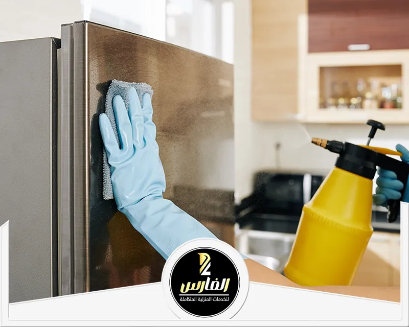 شركة تنظيف مطابخ بالرياض 0557756533 شركة الفارس تنظيف الثلاجة بالرياض باستخدام إسفنجة مبللة في المطبخ مع استخدام جهاز رش للتنظيف.