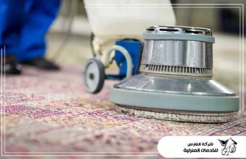 محلات غسيل السجاد في الرياض 0557756533 الفارس ماكينة تنظيف دائرية دوارة (فرشاة) تعمل على سجادة ملونة ومنقوشة.