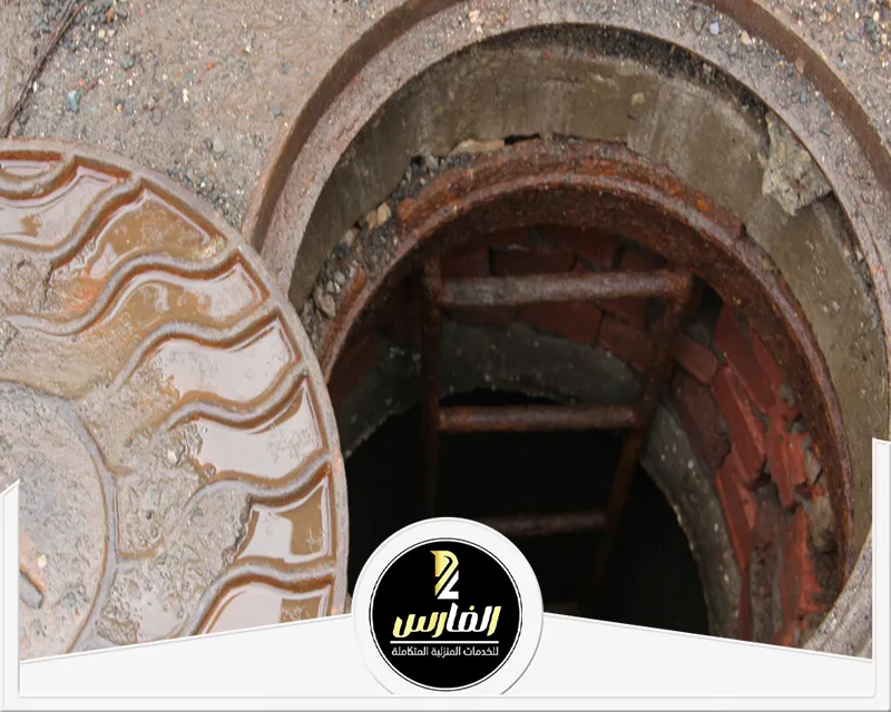 شفط صرف صحي بالرياض 0557756533 الفارس منظر داخلي للبيارة أثناء تنظيفها باستخدام الأدوات المتخصصة لضمان الجفاف.