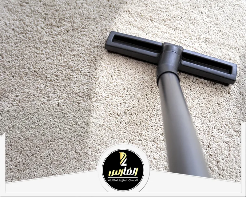 صورة لعملية تنظيف السجاد والموكيت في كنتاكي، تظهر معدات التنظيف والعاملين في الموقع.