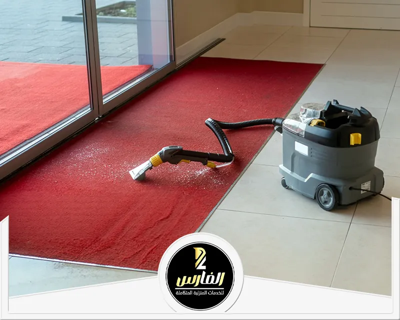 مكنسة كهربائية تنظف سجادة حمراء بشكل فعال.
