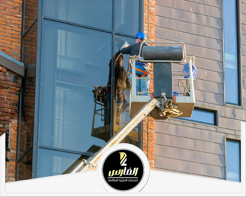 شركة تنظيف واجهات زجاج بالرياض 0557756533 شركة الفارس تنظيف واجهة زجاجية بالرياض على ارتفاع بواسطة رافعة تعمل على رفع العمال لأعلى المبنى.