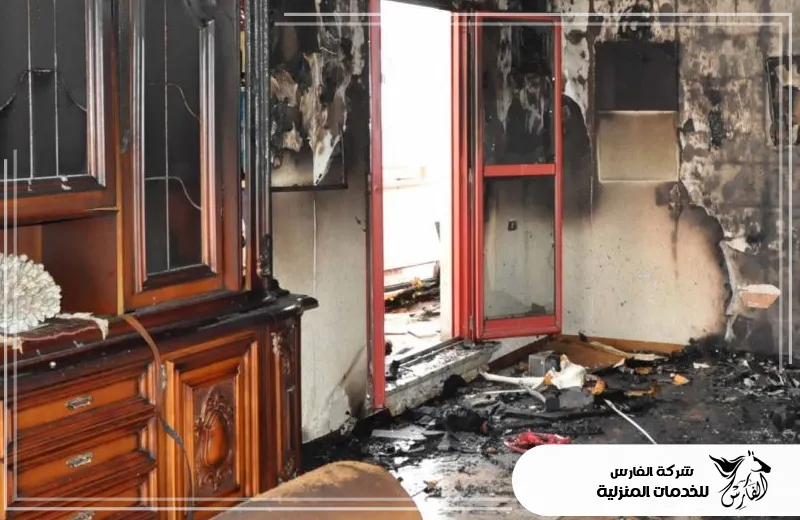 شركة تنظيف البيت بعد الحريق بالرياض 0557756533 الفارس غرفة تعرضت لحريق، مع آثار الدخان والسخام على الجدران والأرضية والأثاث متضرر بشكل واضح.