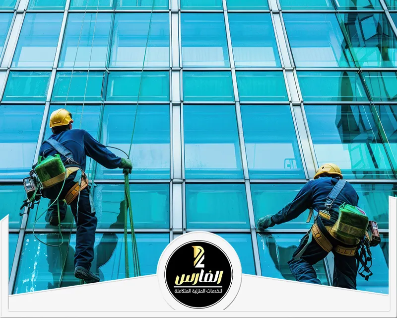 شركة تنظيف واجهات زجاج بالرياض 0557756533 شركة الفارس تنظيف واجهات زجاجية بالرياض لمبنى مرتفع بواسطة فريقين باستخدام الحبال والمعدات المتخصصة.