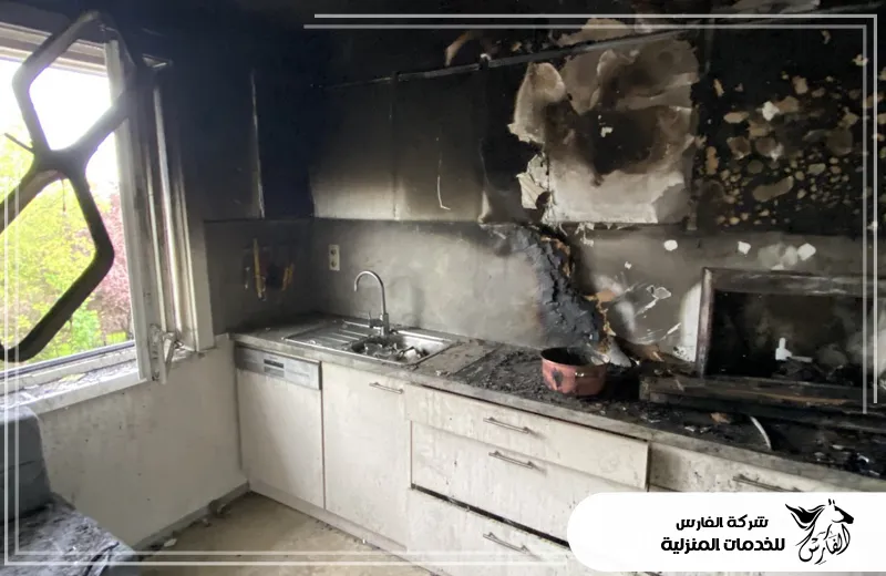 التخلص من الروائح الكريهة بعد الحريق بالرياض 0557756533 الفارس مطبخ مدمر بالكامل ومتفحم بعد حريق، يظهر الحاجة لخدمات تنظيف وإصلاح بعد الحرائق التي تقدمها شركة الفارس.