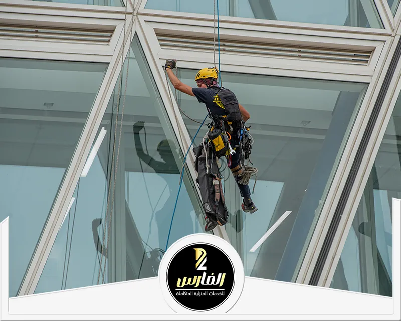 شركة تنظيف عمائر بالرياض 0557756533 شركة الفارس عامل تنظيف يستخدم الحبال لتنظيف النوافذ العالية بطريقة احترافية