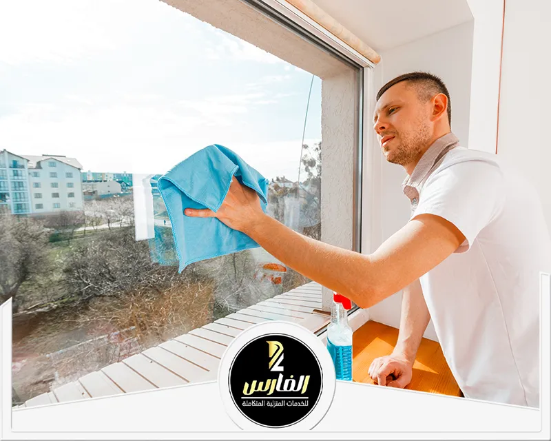 شركة تنظيف عمائر بالرياض 0557756533 شركة الفارس عامل تنظيف واجهات بالرياض ينظف النوافذ الكبيرة في مبنى تجاري