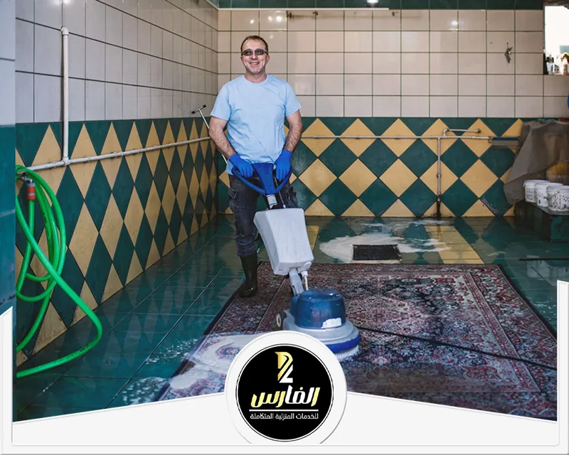رجل يقوم بتنظيف الحمام مع التركيز على السجاد والموكيت.