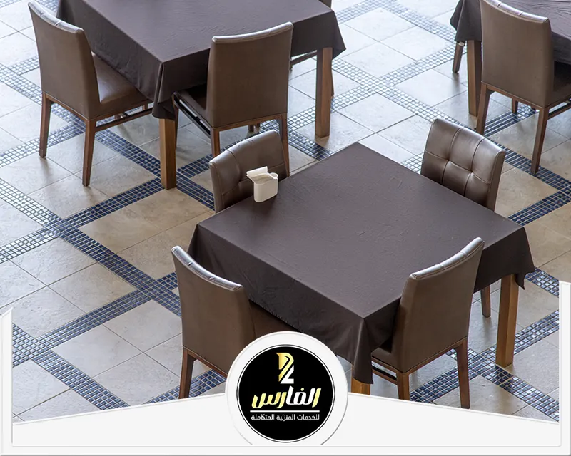 تنظيف طاولات المطاعم بالرياض 0557756533 الفارس طاولات مطعم نظيفة وجاهزة بعد تنظيفها بواسطة عمال تنظيف المطاعم بالرياض