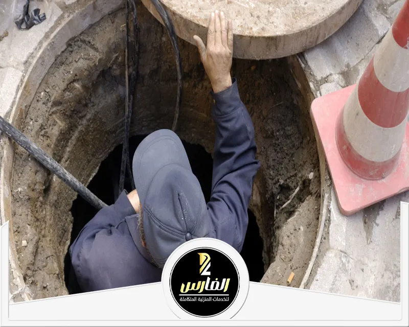 وايت شفط بيارات بالرياض 0557756533 الفارس فتح غطاء البيارة لتقييم وتنظيف الأنابيب باستخدام معدات فعّالة وآمنة.