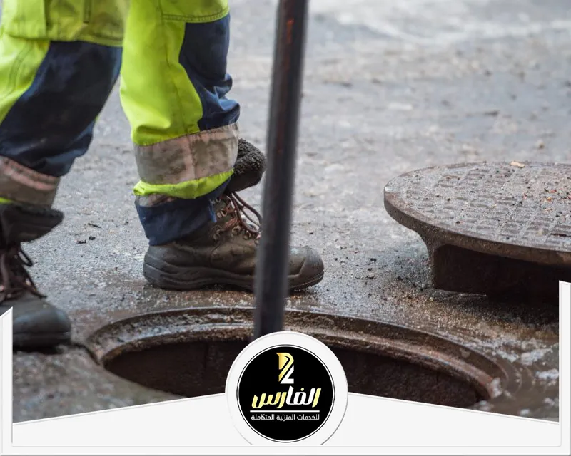 عامل شفط بيارات بالرياض 0557756533 الفارس العامل ينظف البيارة باستخدام الأدوات المناسبة لضمان عملها بكفاءة عالية.