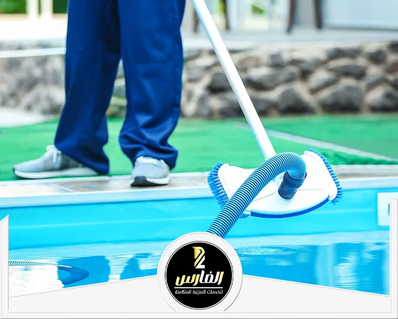 خدمة تنظيف المسابح في الرياض باستخدام المعدات المتخصصة للحصول على أفضل النتائج.