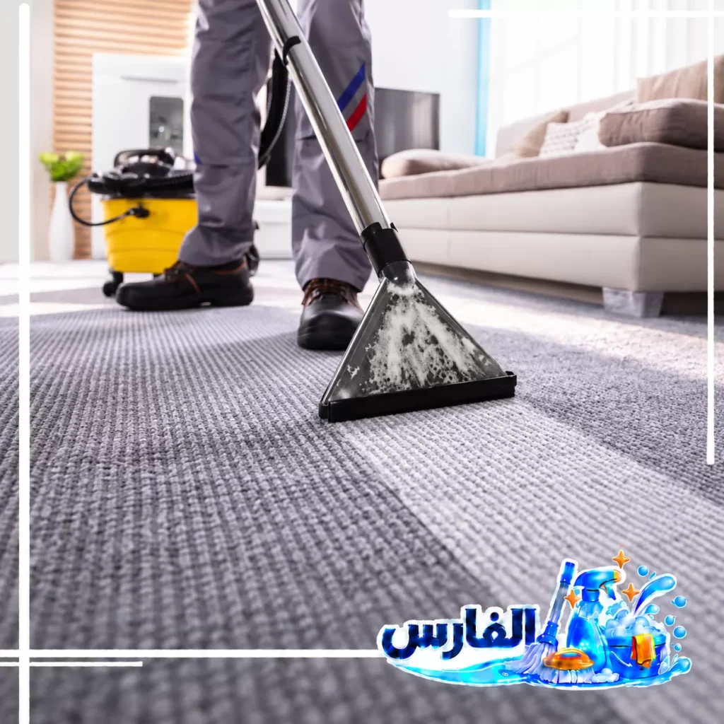 شركة تنظيف سجاد وموكيت بالرياض تنظيف موكيت المنازل بجهاز الاستخلاص المزود بفوهة شفط لإزالة المياه المتسخة من نسيج الموكيت.